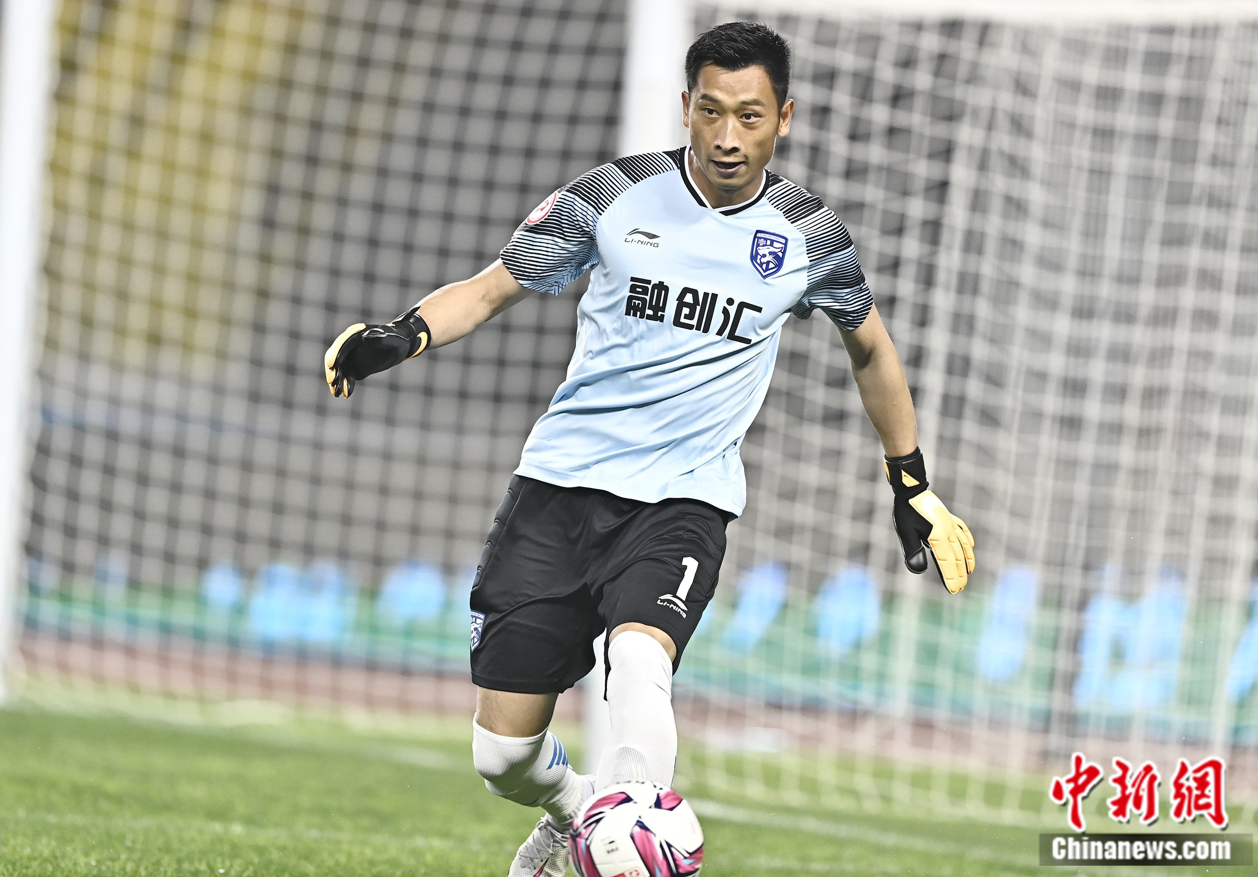 33岁中超首秀点燃职业生涯新篇章：吴飞引领武汉