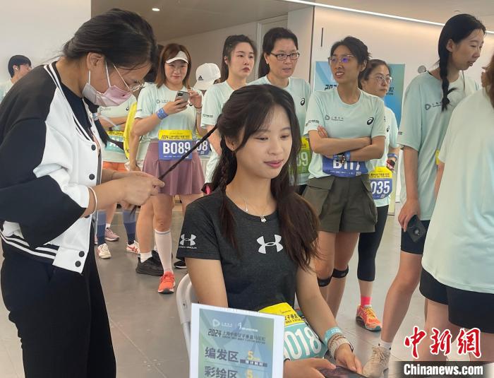 全球首届女子垂直马拉松在上海开赛，以上海中
