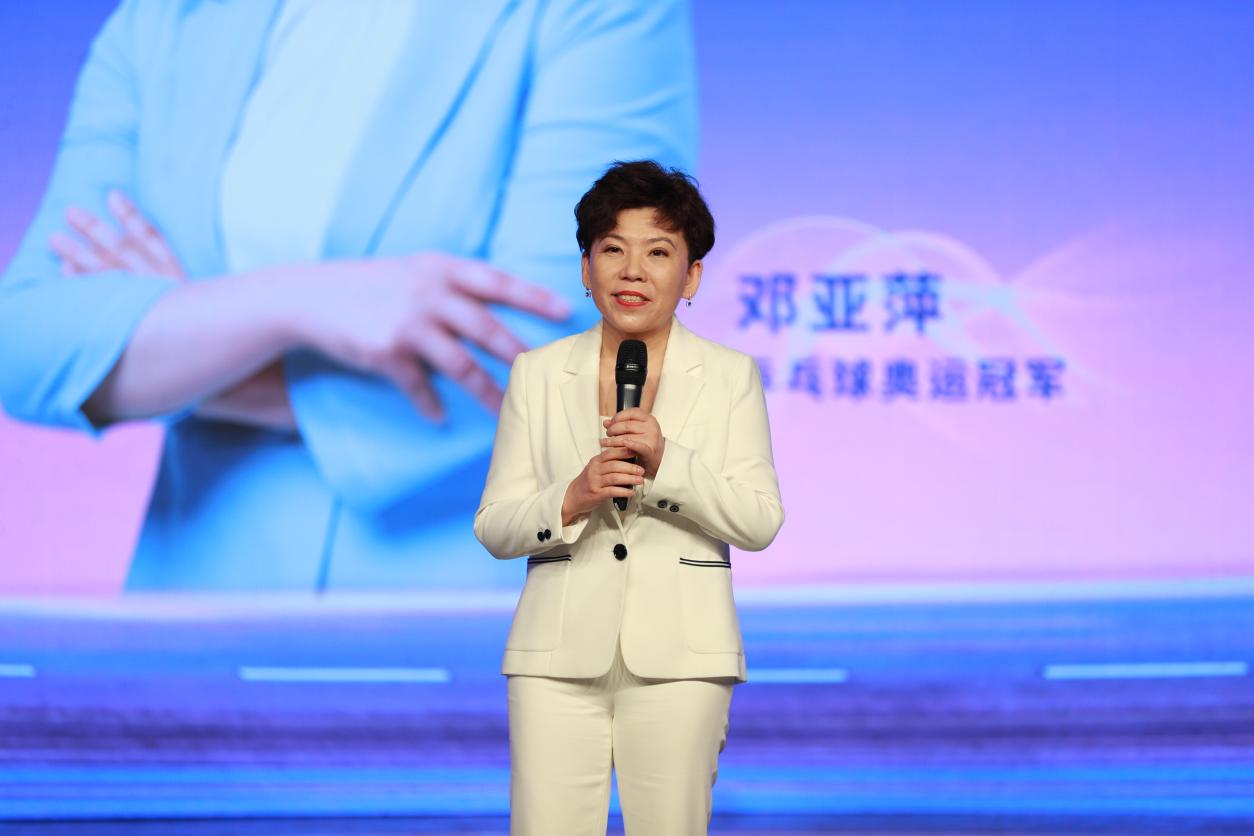 奥运冠军邓亚萍呼吁全民关注交通安全