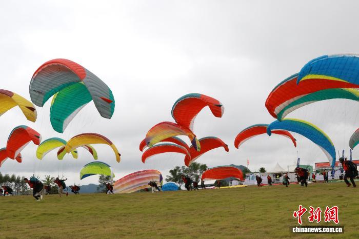 广西滑翔伞公开赛圆满收官 新增地面斗伞项目引