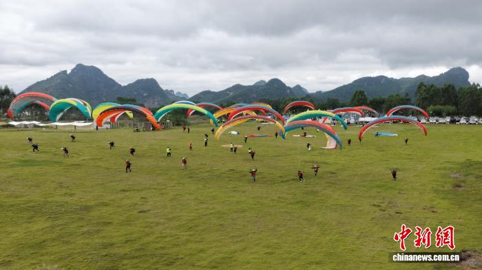 广西滑翔伞公开赛圆满收官 新增地面斗伞项目引