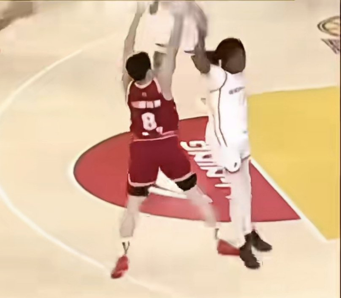 山西深圳对决陷入小动作风暴 裁判争议判罚激化