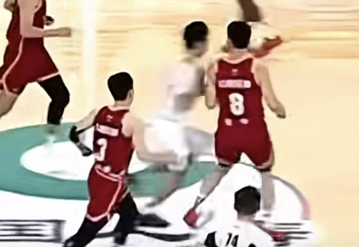 山西深圳对决陷入小动作风暴 裁判争议判罚激化